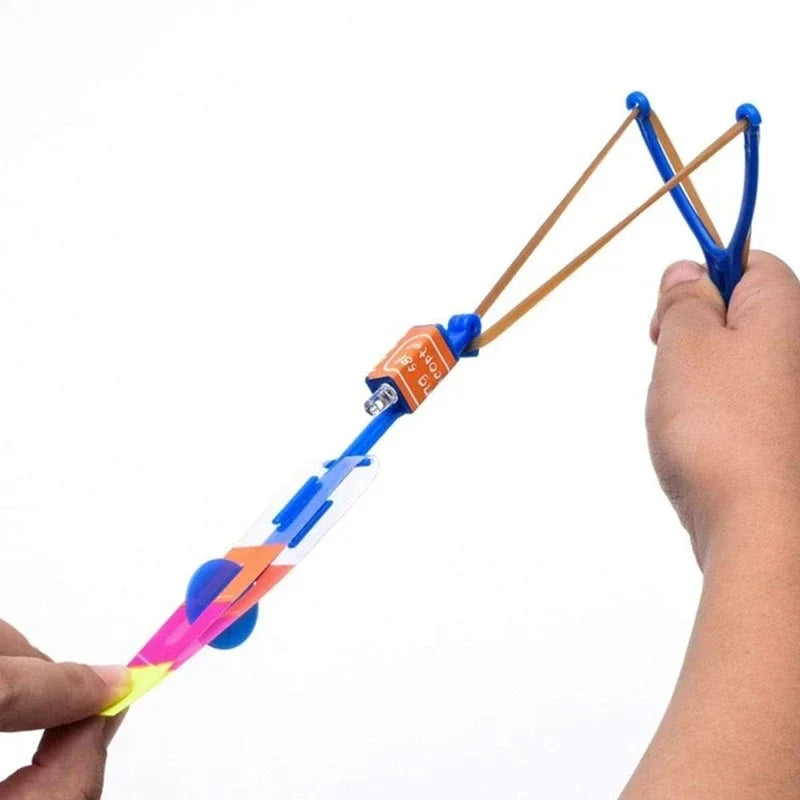Cohete helicóptero LED con flecha luminosa — Juguete volador con catapulta de goma para niños y adultos