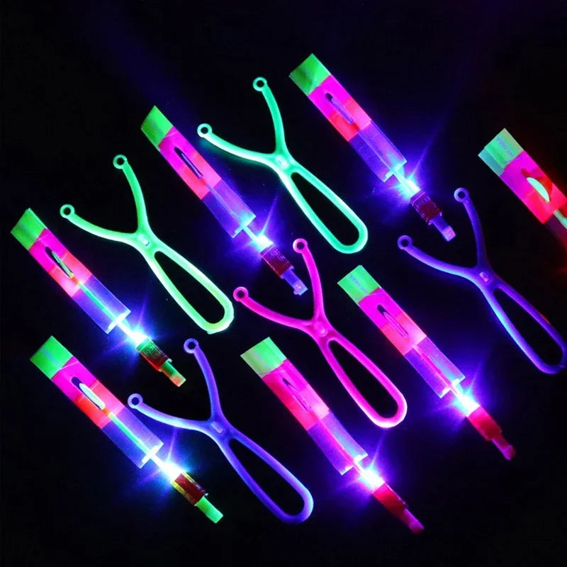 Cohete helicóptero LED con flecha luminosa — Juguete volador con catapulta de goma para niños y adultos