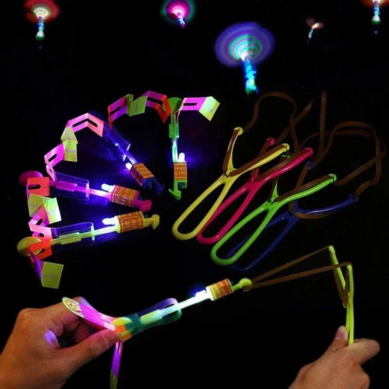 Cohete helicóptero LED con flecha luminosa — Juguete volador con catapulta de goma para niños y adultos