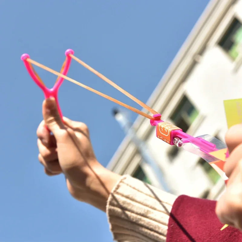 Cohete helicóptero LED con flecha luminosa — Juguete volador con catapulta de goma para niños y adultos
