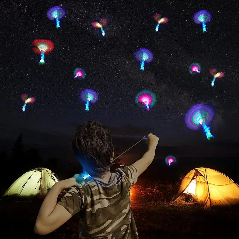 Cohete helicóptero LED con flecha luminosa — Juguete volador con catapulta de goma para niños y adultos